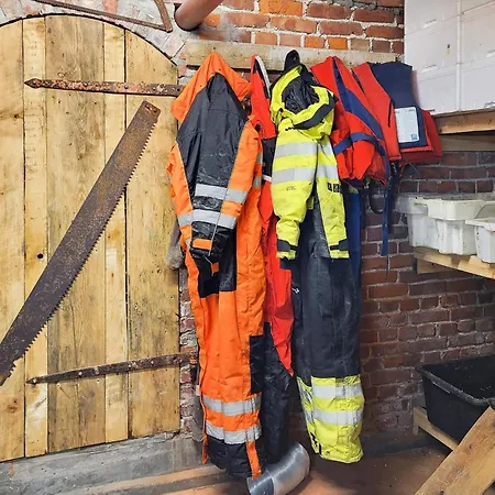 6 Person In Tansoy-by Traum