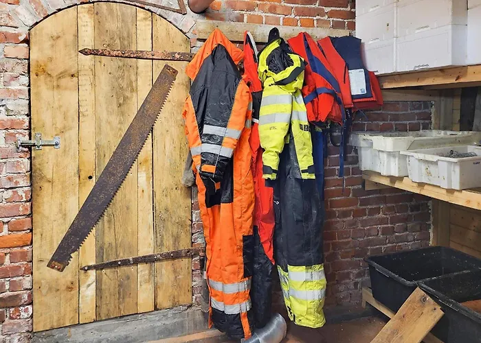 6 Person In Tansoy-by Traum